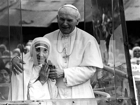 Pope John Paul Ii Holds His Arm Around Mother Teresa 111 Jean Paul 2 Saint Jean Paul Ii Pape