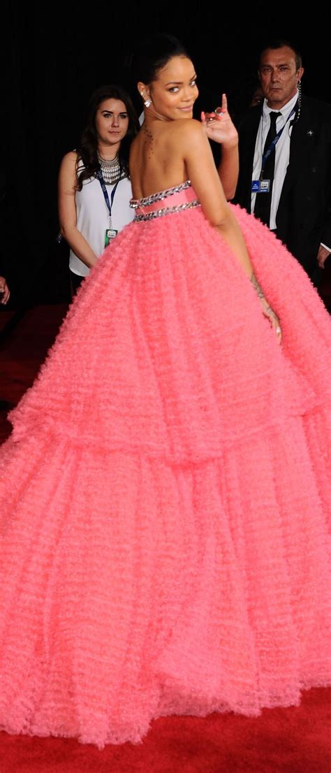 Rihanna In Giambattista Valli Couture At The 2015 Grammy Awards