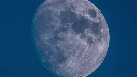 The moon with a Skywatcher 150/750 - YouTube