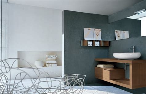 Kleine badezimmer in neutralen farben mit einem farbakzent. farbgestaltung badezimmer-wandfarbe grau - fresHouse