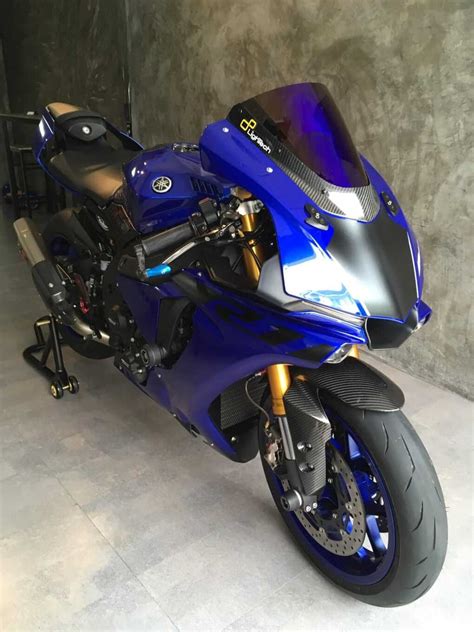 The new bike is white with a red frame and has that famous crossplane motor, though only its mother could call it beautiful. Yamaha R1, R6 - ที่จับโทรศัพท์ติดรถมอเตอร์ไซค์ ProMount