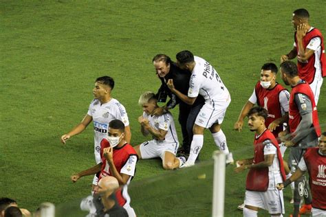 Dilansir soccerway, pertandingan ini berlangsung keras. Santos atropela o Boca Juniors e fará final da ...
