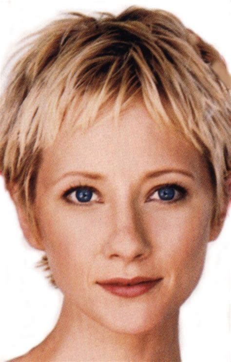 The haircut has layers up about 4 inches from the bottom, with shorter bangs. An Anne Heche page | Kurz abgehackte frisuren, Kurzhaar ...