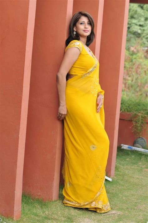 Actress Nadeesha Hemamali Sexy Cleavage And Backside Show In Yellow