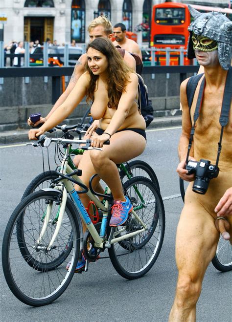 Topless Brunette 2016 London Wnbr World Naked Bike Ride Porno Bilder Sex Fotos Xxx Bilder