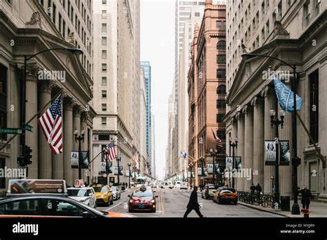 A View Down The Streets Of Downtown Chicago Illinois Stock Photo Alamy