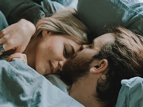 What Your Sleeping Position Says About Your Relationship Pictolic