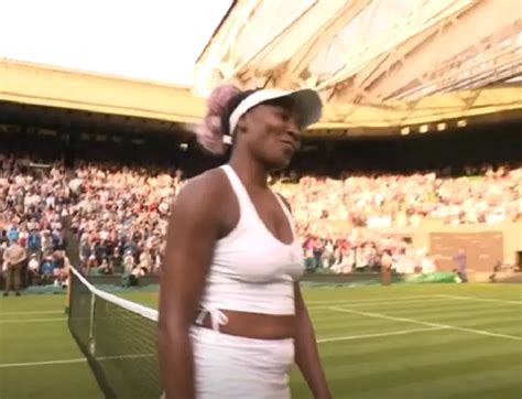 Venus Williams Refuses To Shake Hands With The Umpire After A