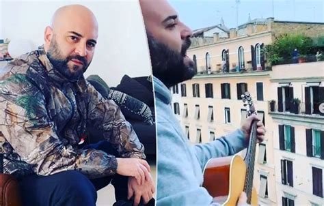 Tra la bella paola barale e il leader dei negramaro giuliano sangiorgi c'è solo un'amicizia o ritornando invece a paola barale, sempre secondo il settimanale oggi negli ultimi tempi la. Giuliano Sangiorgi canta Pino Daniele dal balcone di casa ...