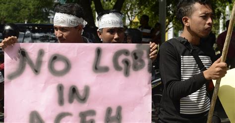 4 People Facing 100 Lashes For Alleged Gay Sex In Indonesia Huffpost
