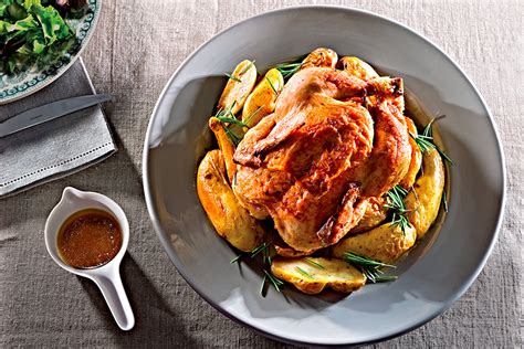 Il nostro arrosto di vitello al forno con patate è pronto per essere portato in tavola! Ricetta Pollo arrosto con patate - Le ricette de La Cucina ...