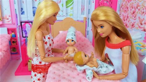 Tres Muñecas Barbie Tres Bebés Mañana Dormitorio Rutina De Bañobarbie