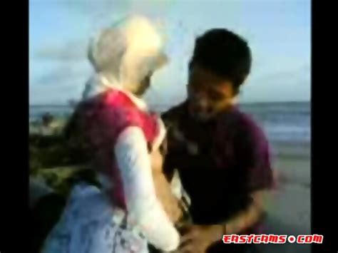 Indonesian Cewek Jilbab Mesum Di Tepi Pantai Eporner