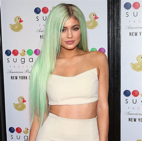 Kylie Jenner S Blue Hair Almost Distracts Us From Her Massive Cleavage Life And Style
