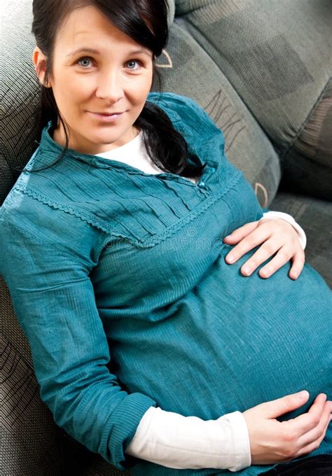Mujer Embarazada Sonriente Imagen De Archivo Imagen De Mujer 13612243