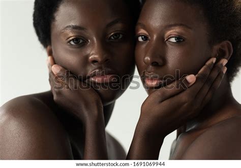 Des Jeunes Filles Afro Am Ricaines Nues Se Photo De Stock Modifiable