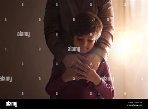 Padre E Hijo Orando Juntos Fotos E Imágenes De Stock Alamy