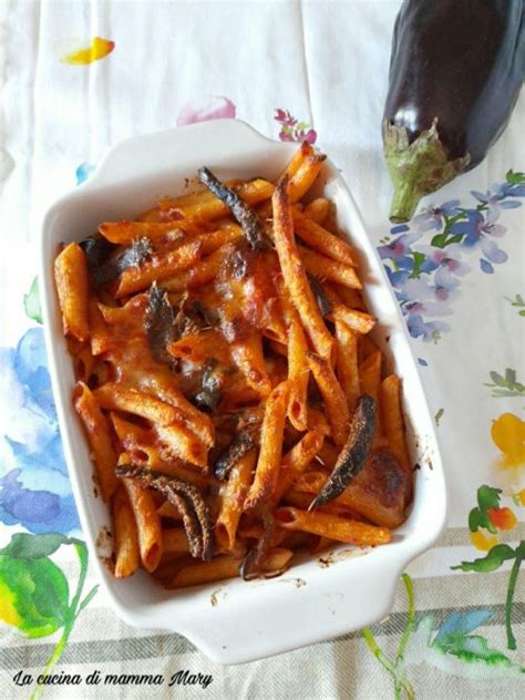 Ziti al forno con melanzane e mozzarella, in rosso e con il basilico. Pasta gratinata al forno con sugo di melanzane e mozzarella