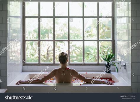 Im Genes De Nude Woman Bath Im Genes Fotos Y Vectores De