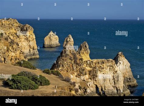 Spiaggia Di Praia Da Praínha Tra Le Scogliere Gialle Con Aree Sabbiose