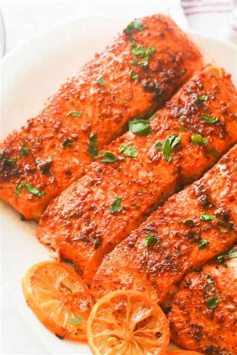 An easy and healthy dinner for any day of the week! Oven Baked Salmon - móist and flaky highly seasóned salmón fillets with a lemóny and spicy kick ...