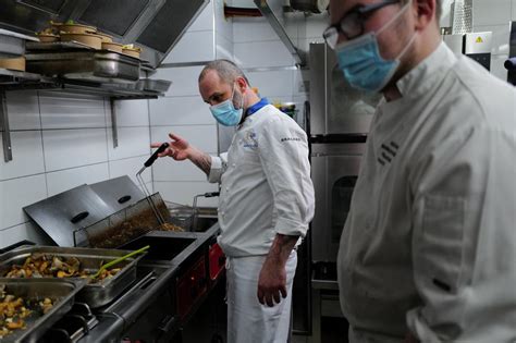 En France Des Restaurants Défient Linterdiction Douvrir Malgré La