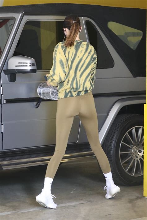Kendall Jenner Showed Off Significant Cameltoe In Tight Leggings 24
