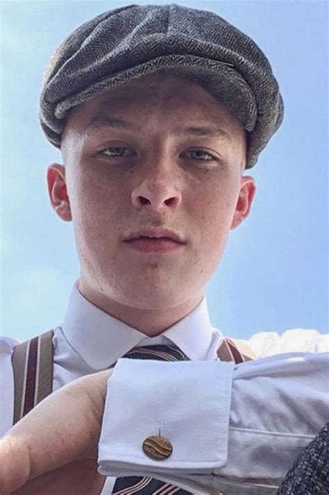 Ever since cillian murphy's glacial eyes first glared out while we're here, let's talk about peaky blinders style. Peaky Blinders - Finn Shelby BTS 💙 | Peaky blinders ...