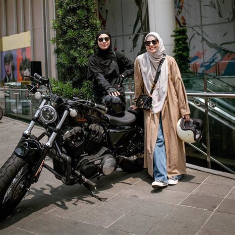 8 Portraits Of Natasha Rizky Riding A Motorcycle With A Person Mistaken For A Guy Her Outfit Is