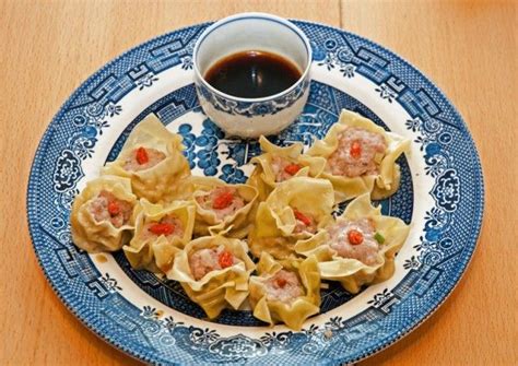 These feasts are traditionally enjoyed by groups of family and friends over long brunches, accompanied by piping hot cups of tea. Shumai | Dim sum recipes, Dim sum, Food