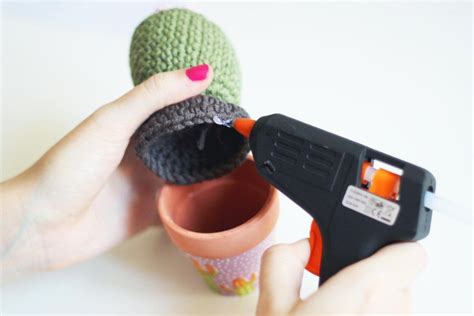 Los cactus son unas plantas muy duras pero que requieren de unos cuidados concretos. Cómo hacer un cactus amigurumi paso a paso | Cactus ...