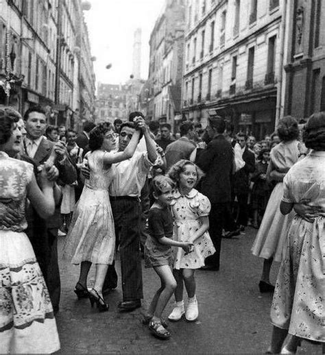 Paris By Robert Doisneau 23 Fascinating Black And White Photographs Of