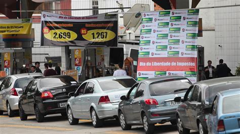 O jornalista recorda o cartel que havia ou. Fotos: Consumidores fazem fila para aproveitar "dia sem ...