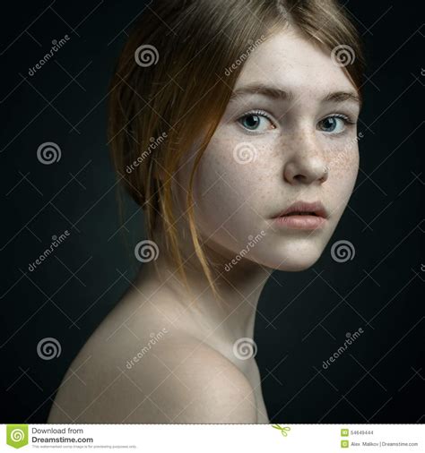 retrato dramático de um tema da menina retrato de uma menina bonita em um fundo no estúdio foto