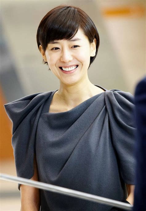 남정임·문희와 아울러 1960년대 후반에 대한민국 여자 영화 배우 트로이카 붐을 휩쓸며 인기를 얻었다. 배우 윤정희, 6세 연상 일반인과 발리서 깜짝 결혼
