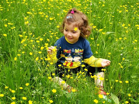 무료 이미지 잔디 들 목초지 놀이 여름 녹색 어린이 노랑 야생화 유아 서식지 낙 꽃 피는 식물 아기 소녀 꽃이 만발한 초원 자연 환 경
