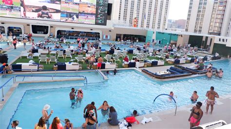 Las Vegas Hotel A Friday Night At Circas Stadium Swim Pool