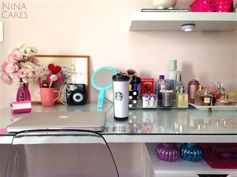 Um ótimo exemplo de aparador estreito para decorar um corredor. Dicas de Decor: Penteadeira/Escrivaninha - Nina Cares
