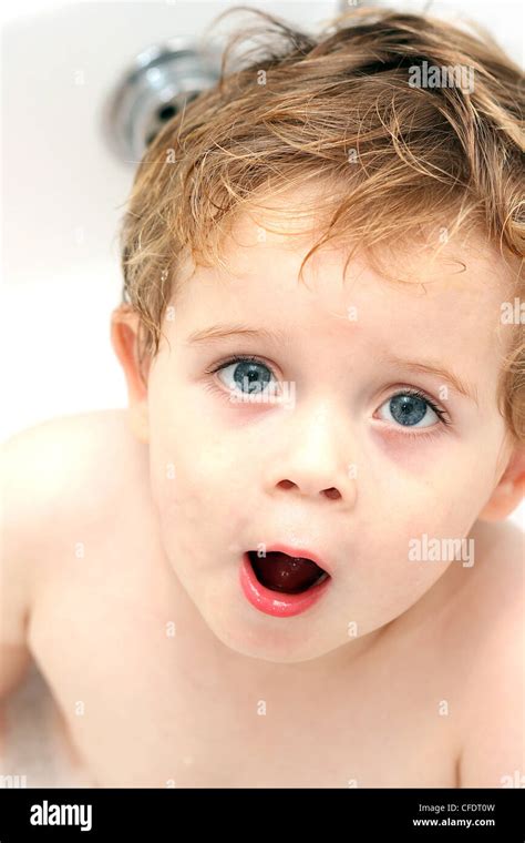 niedlichen kleinen jungen in der badewanne stockfotografie alamy