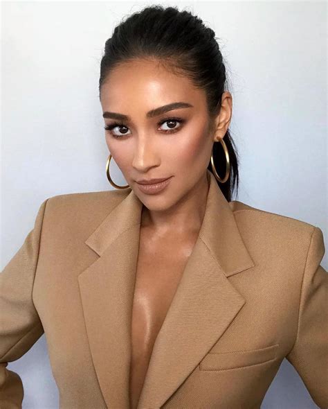 Shannon shay mitchell (born april 10, 1987) is a canadian actress and model. Shay Mitchell - Personal Pics 03/18/2019