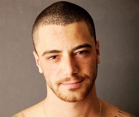 Parte do corpo que mais gosta e próxima tatuagem. Felipe Titto posta sem querer foto de homem nu; veja