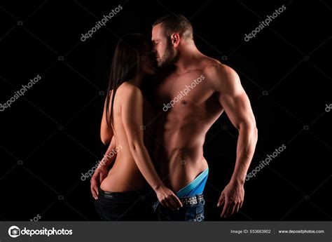 Hombre musculoso con torso desnudo abrazan a mujer sensual Pareja romántica enamorada saliendo