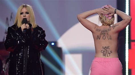 Avril Lavignes Juno Awards Speech Interrupted By Topless Streaker Entertainment Tonight