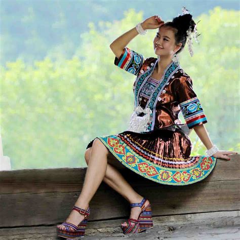 Some 1.2 million have moved into the rugged uplands of northern vietnam , laos , thailand , and the eastern parts of myanmar (burma). woman Embroidery hmong clothing hmong clothes hmong ...