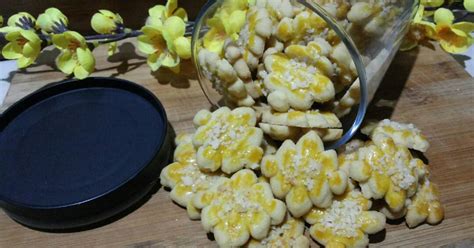 Kue satu ini sangat mudah dibuat dan menggunakan bahan yang cukup ada beberapa versi bolu kukus dan semuanya itu sangat mudah dibuat. 153 resep kue kering kenari enak dan sederhana - Cookpad
