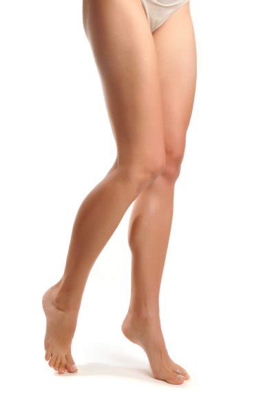 mujer piernas cruzadas fotos de stock imágenes de mujer piernas cruzadas sin royalties