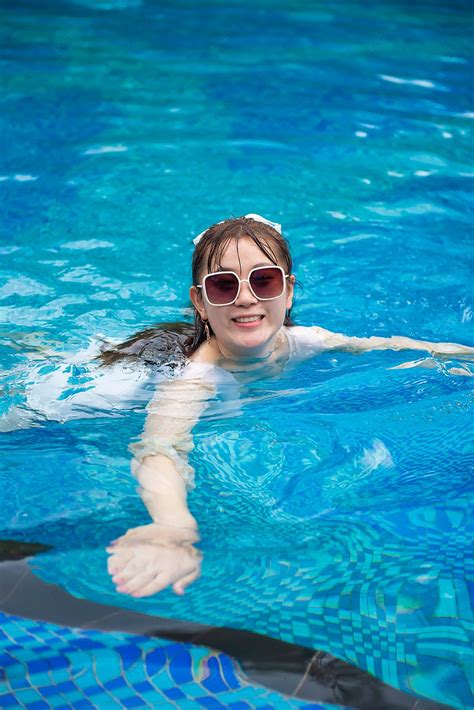 Background Foto Gadis Cantik Berenang Di Kolam Renang Seseorang Orang