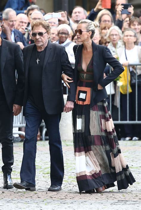 Affecté par le deuil qui frappait evelyne dhéliat 3 semaines après la mort de son époux, louis bodin, son collègue, a évoqué le couple parfait qu'elle selon des informations de gala, philippe maraninchi, le compagnon d'evelyne dhéliat qui fut son support pendant 50 ans, était diagnostiqué d'un avc et. Aux obsèques de Mireille Darc, Johnny Hallyday avait le ...