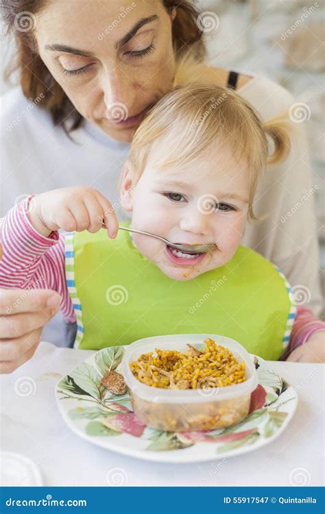 Bebê Que Come O Arroz Do Tupperware Imagem De Stock Imagem De Comer Pessoa 55917547