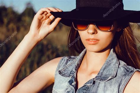 Beautiful Brunette Girl In Sunglasses — Stock Photo © Sergeycauselove